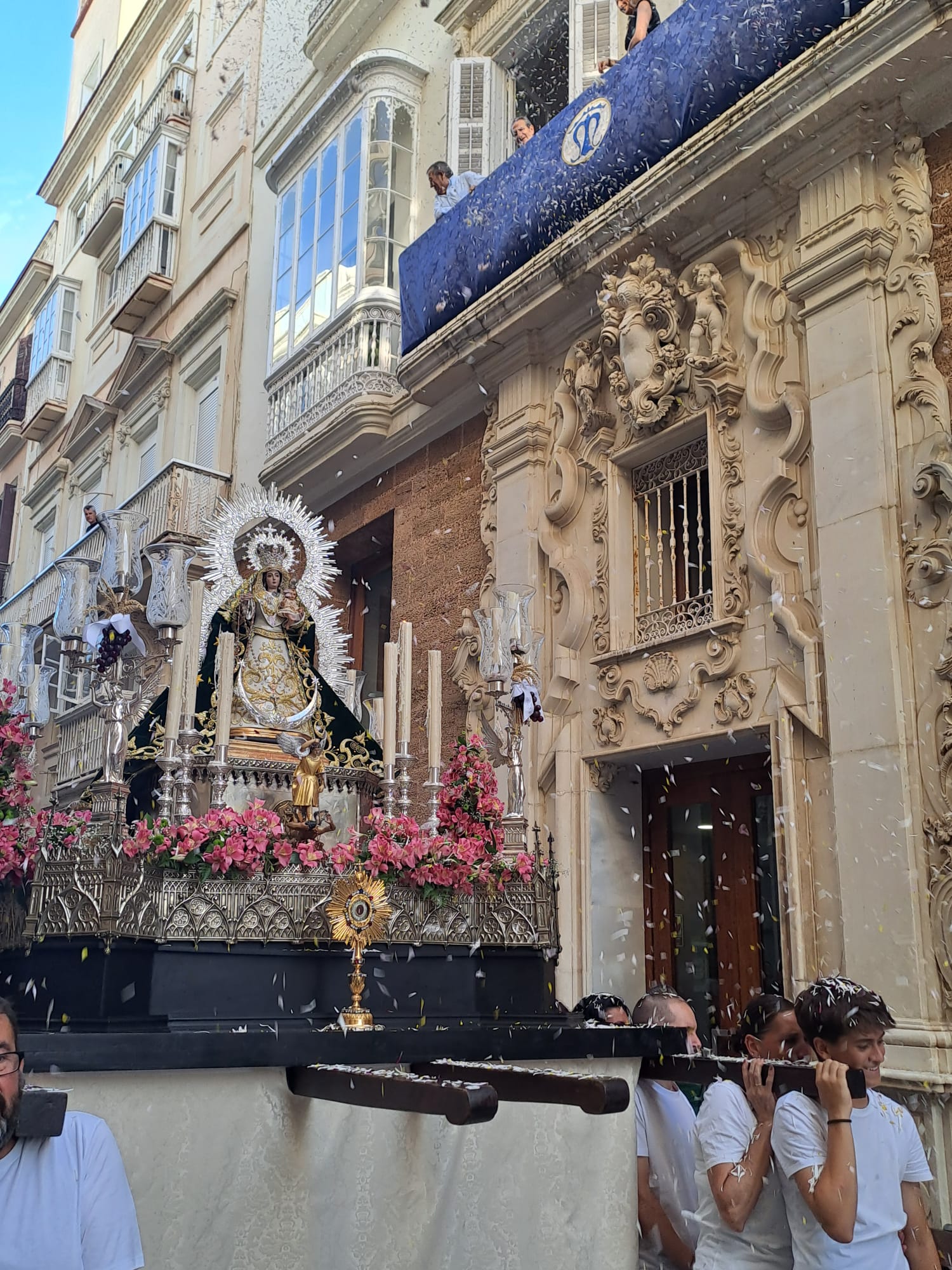 Ntra. Sra. de la Esperanza “Divina Enfermera” procesiona en el Corpus.